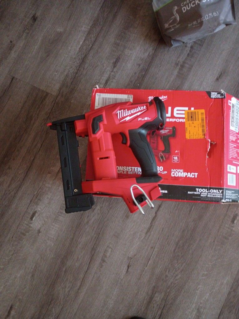 Milwaukee M18 18 Gauge Stapler