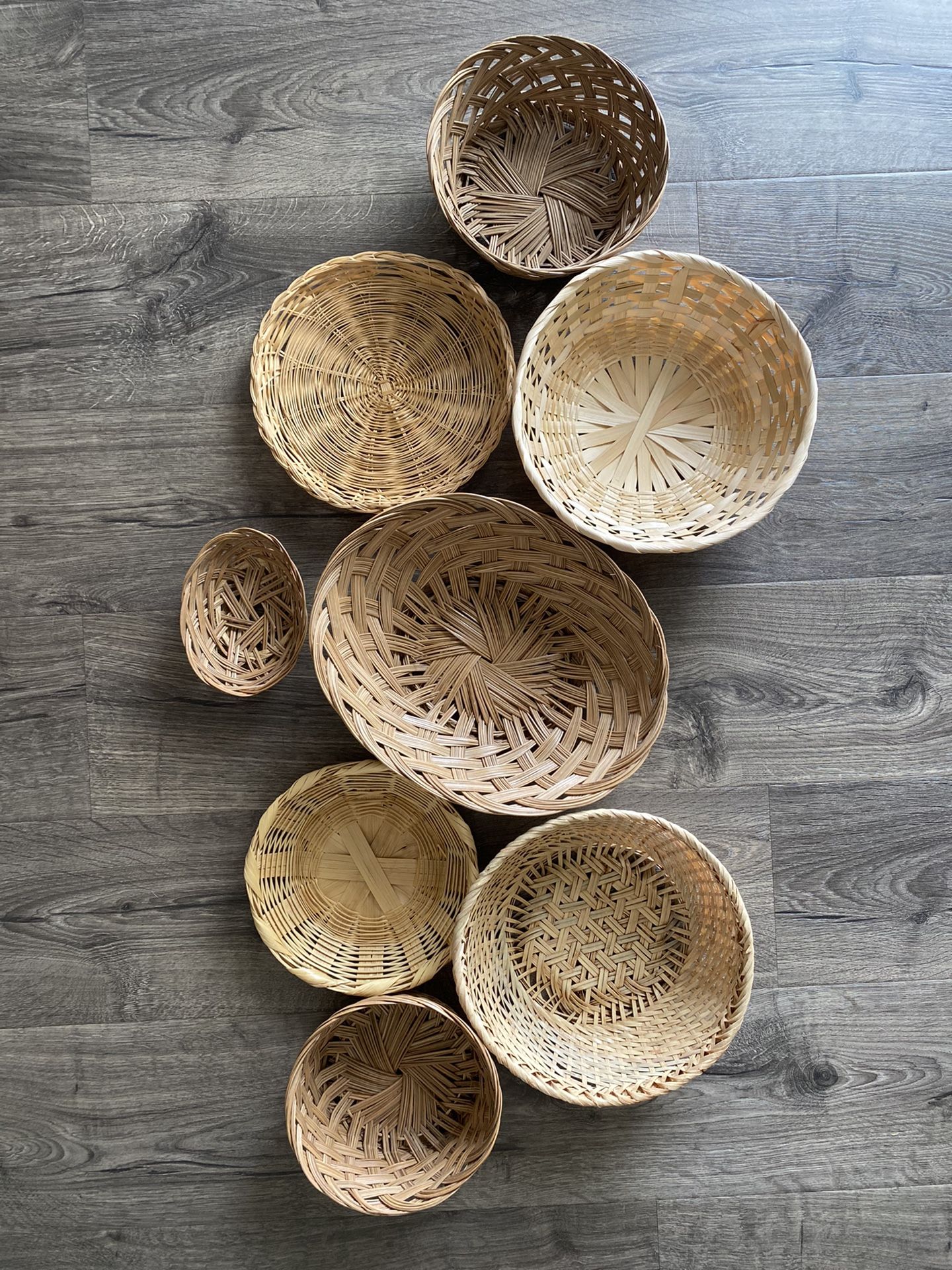 Set of 8 wicker baskets