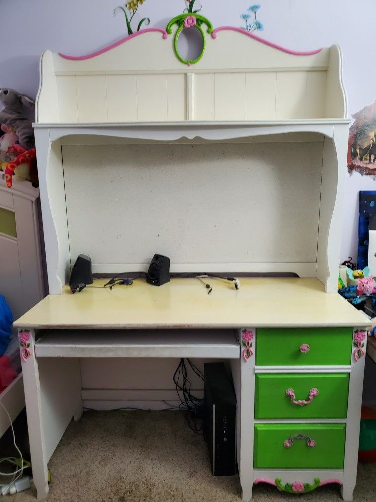 Girls Desk with detachable Hutch