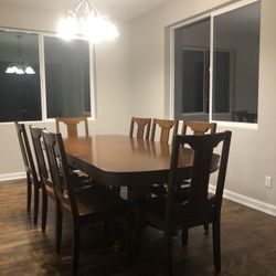 Extendable dining table with 10 chairs !