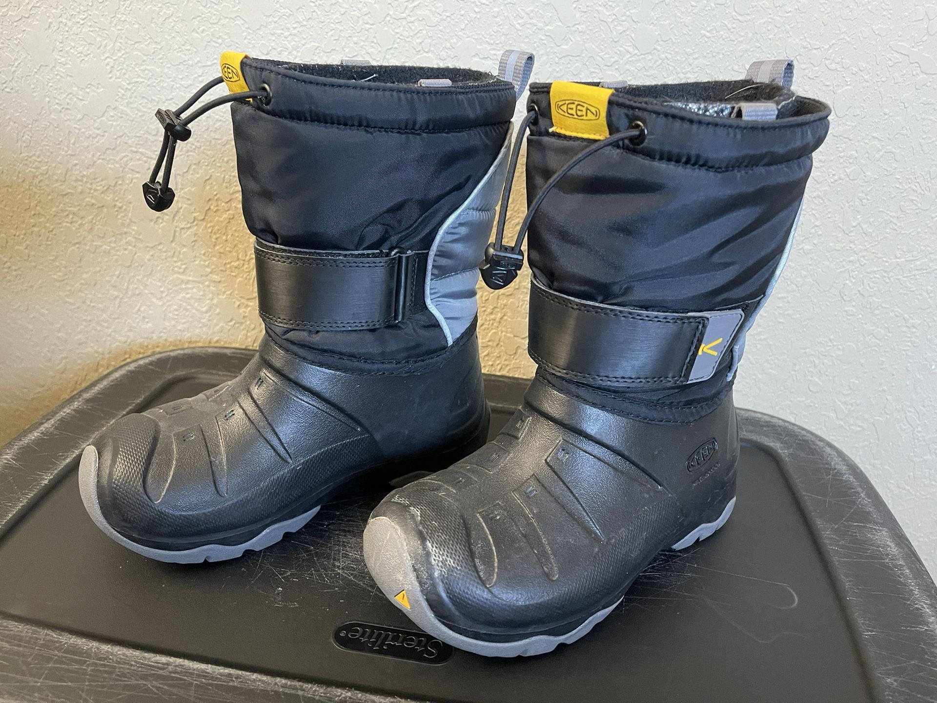 Keen Boys Snow boots Kids Size 1 Almost Brand New