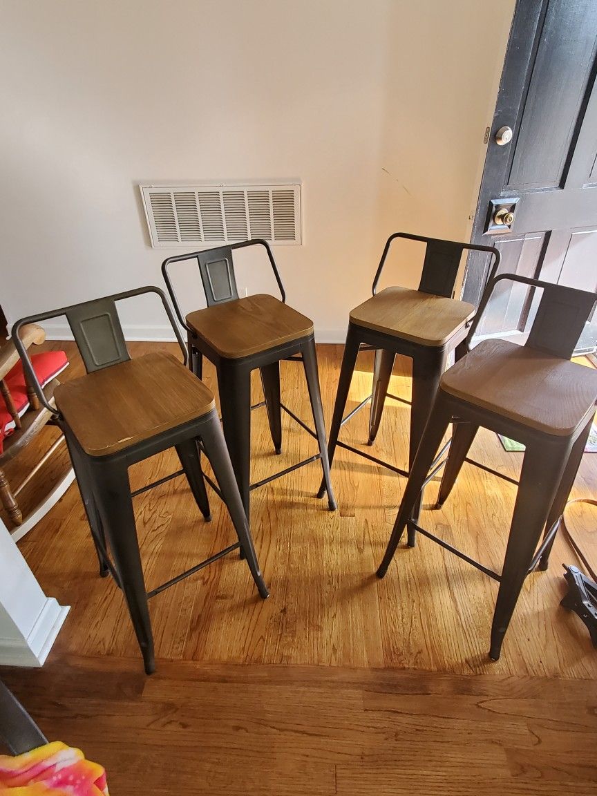 Metal Barstools With Wooden Seats
