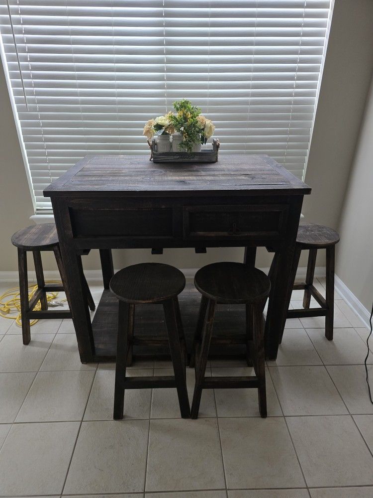 Unique Barn Table   2 Drawer 4 Stools