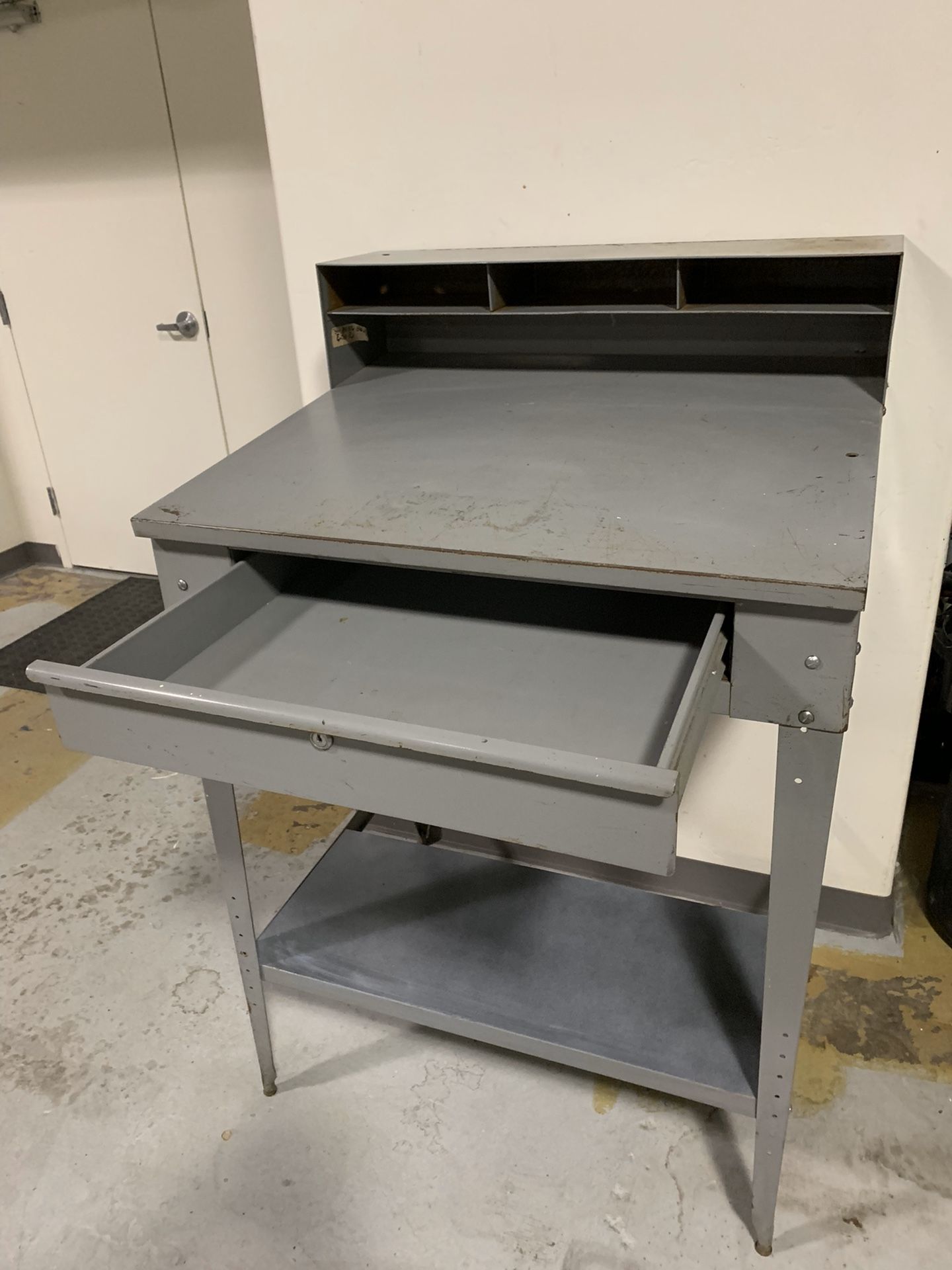 Shipping and receiving desk for Sale in Beaumont, CA OfferUp