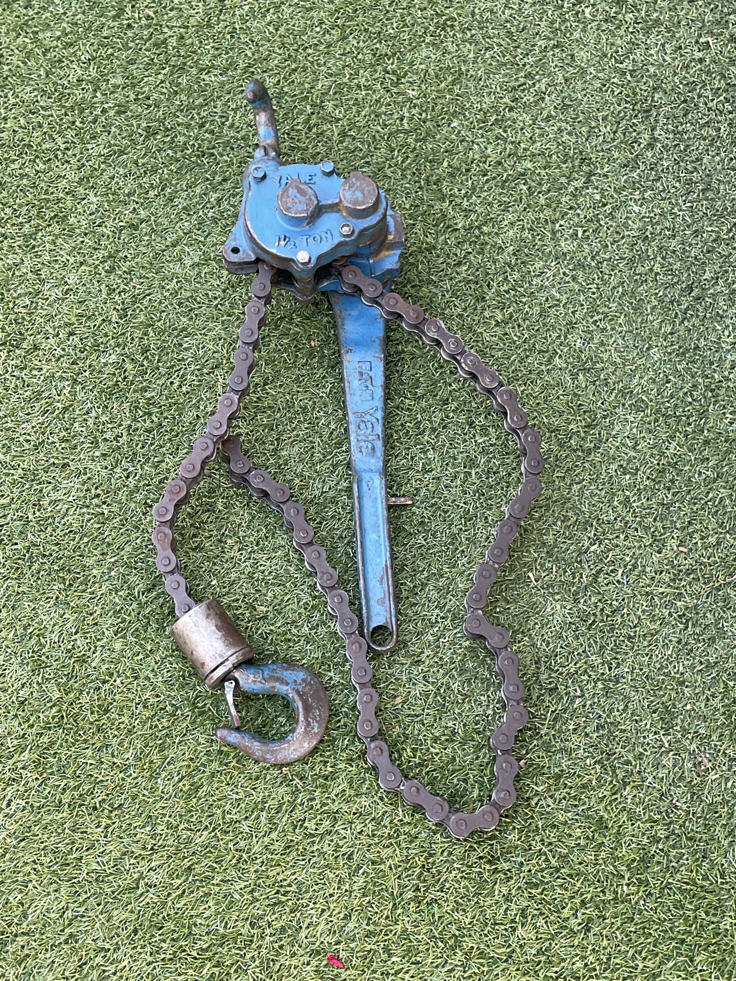 Yale 1 1/2 ton ratchet hoist