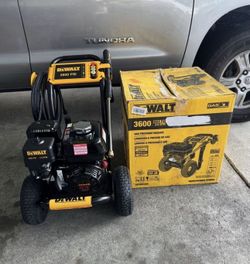 DEWALT 3600 PSI 2.5 GPM Gas Cold Water Professional Pressure Washer with HONDA GX200 Engine
