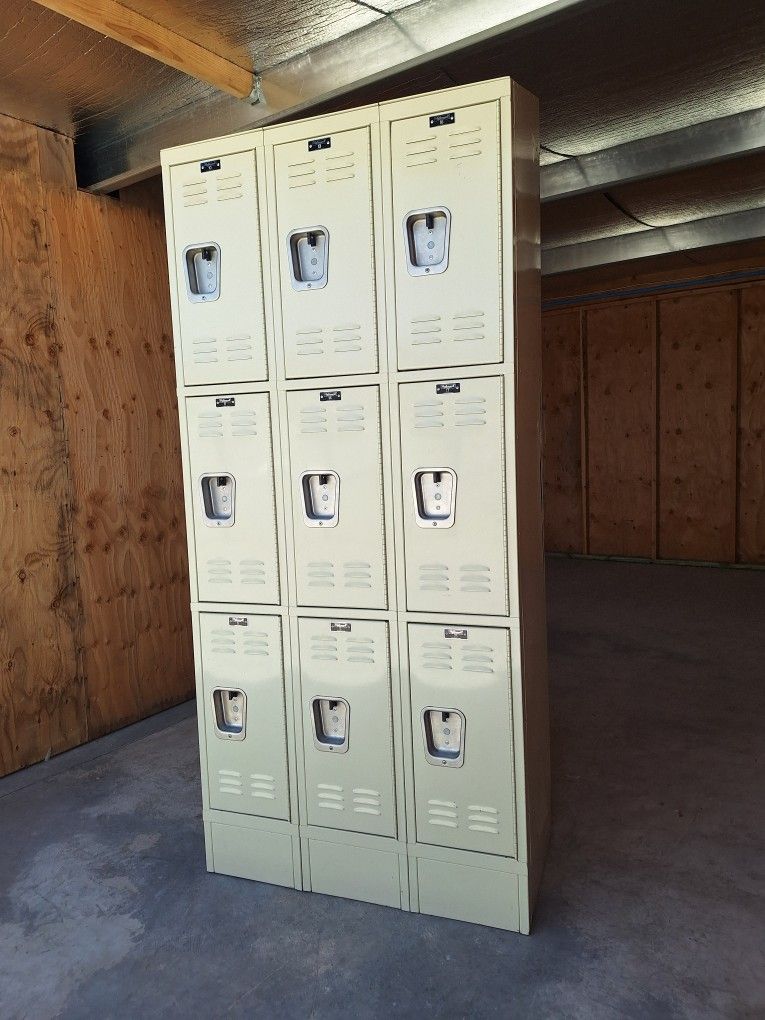Locker's Hallowell 6 Locker's Cabinet