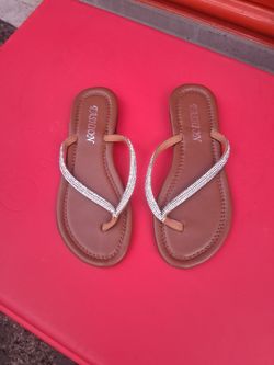Brand new ladies sandals size 7 pickup 3-11 pm rainbow/charleston cash only read description