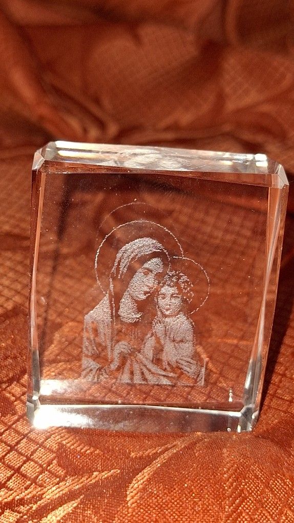 3D Laser Etched Madonna And Child, Mary And Jesus In Paperweight. P1R031