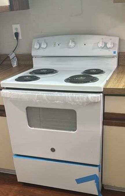 GE 30 in. 4 Burner Element Free-Standing Electric Range in White