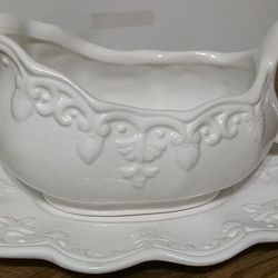 White Ceramic Gravy Boat With Plate 