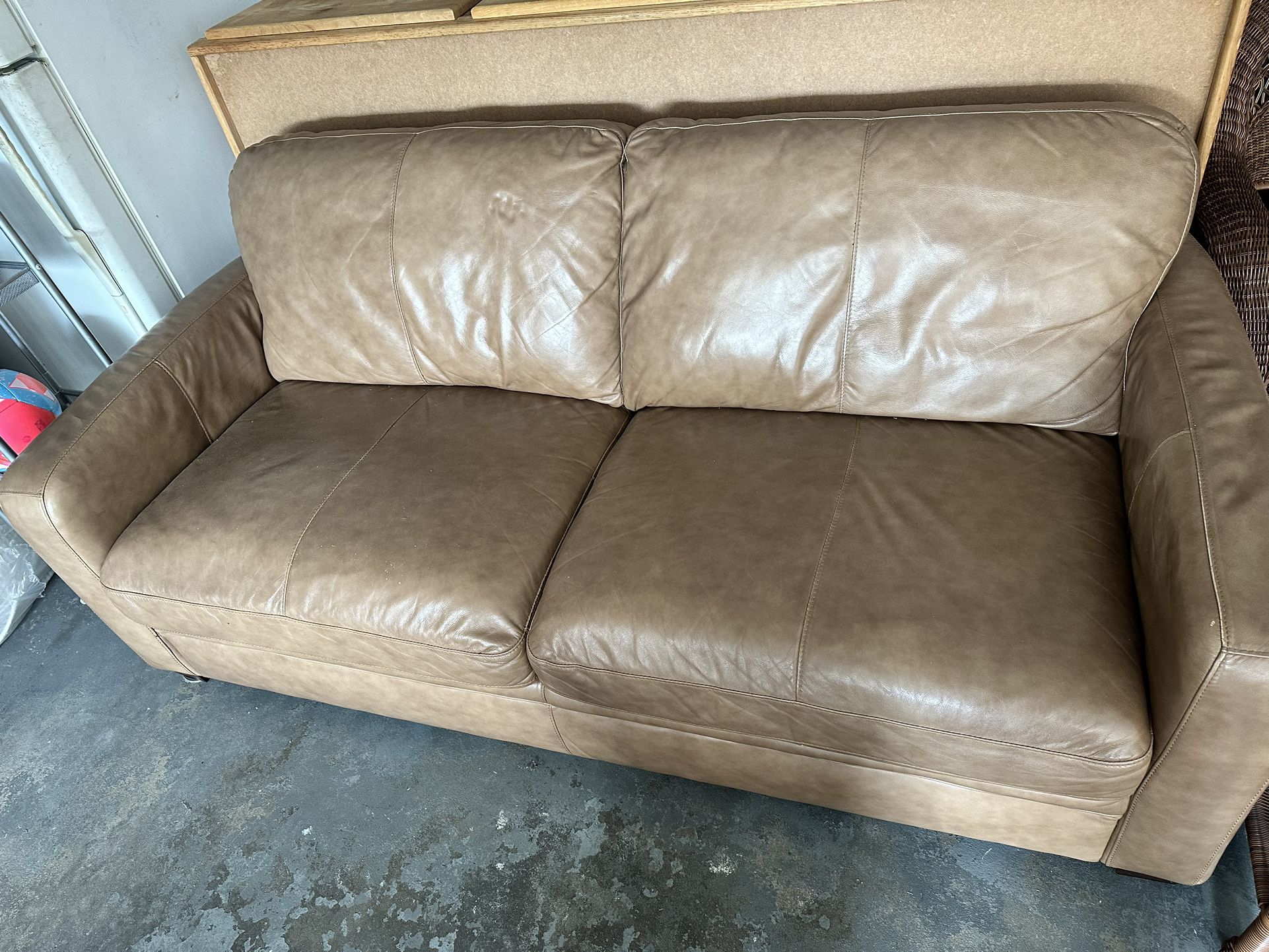 Used leather Sofas- Well Maintained 