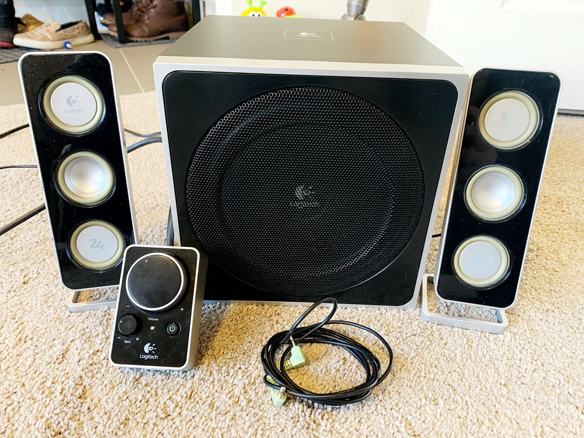 Logitech Z4 2.1 Speaker System w/Subwoofer + Desktop Bass/Volume ...
