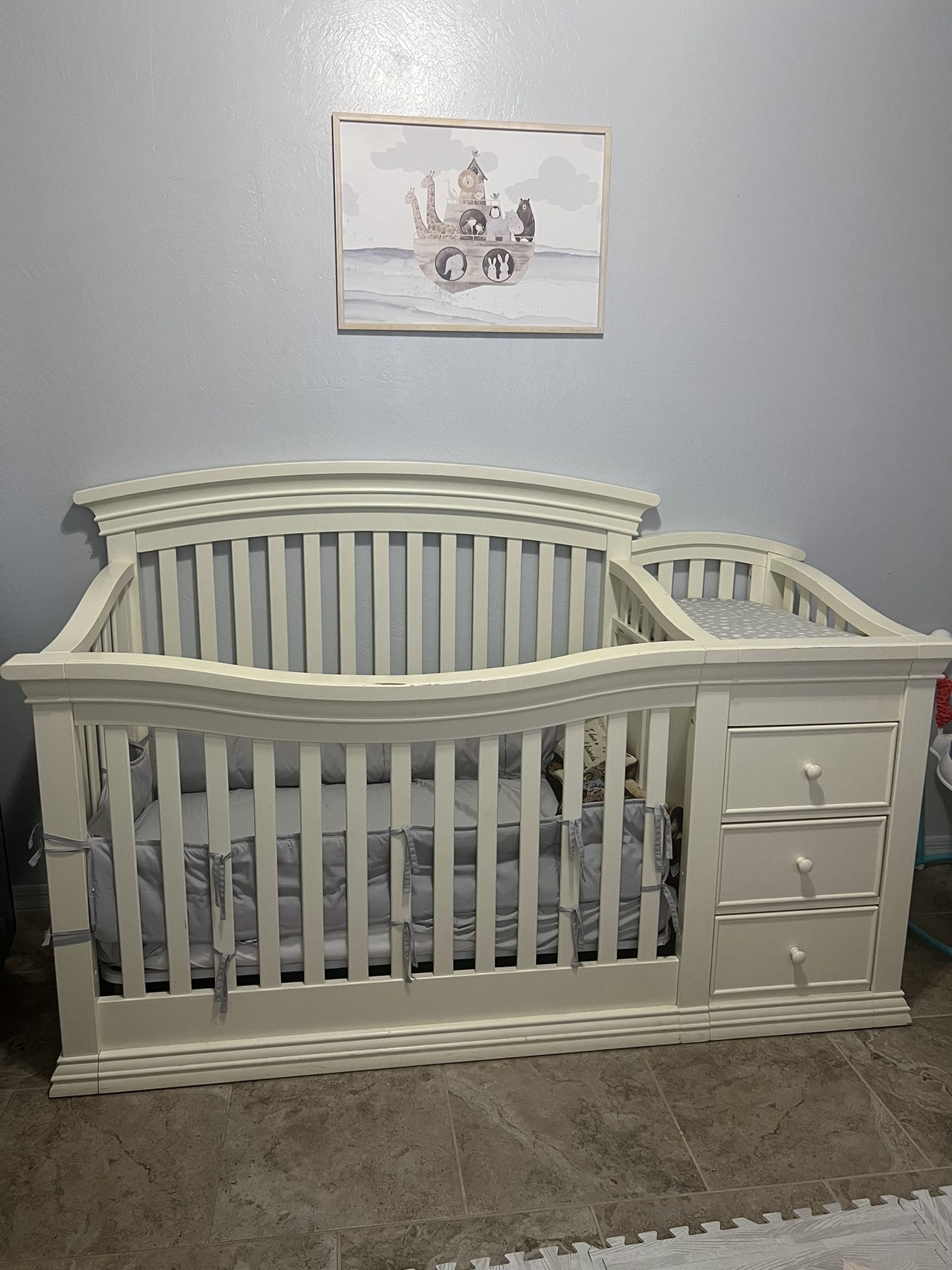 Crib With Changing Pad And Drawers