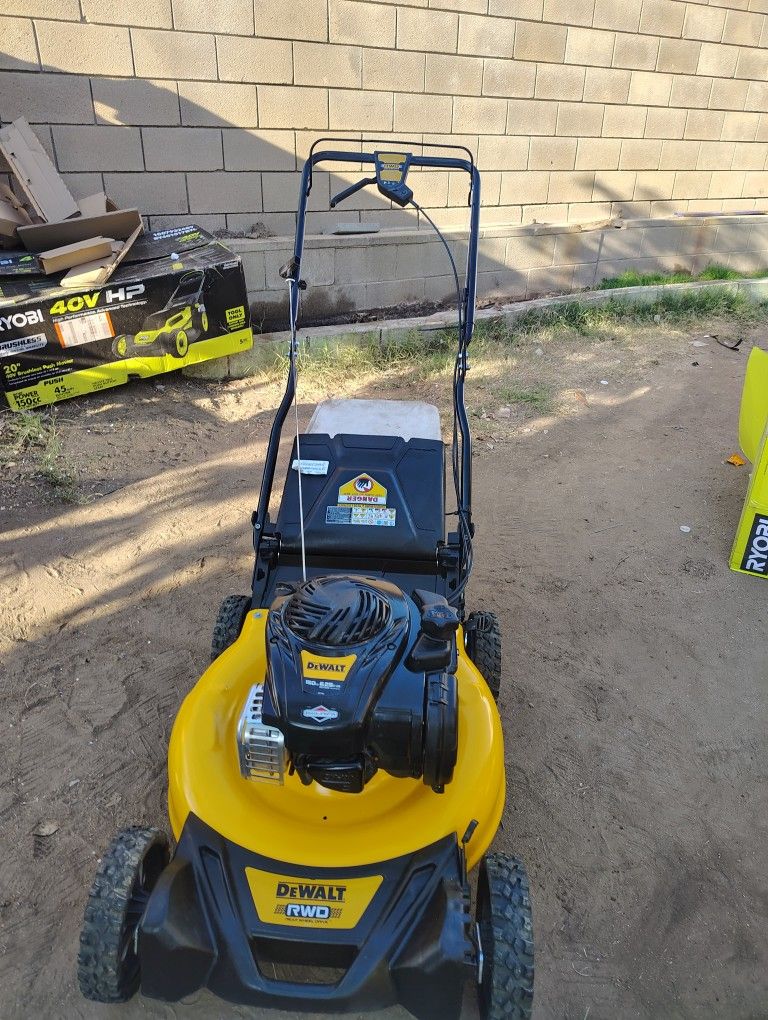 DEWALT
21 in. 150cc Briggs and Stratton 625ex Engine Rear Wheel Drive 2-in-1 Gas Self Propelled Walk Behind Lawn Mower