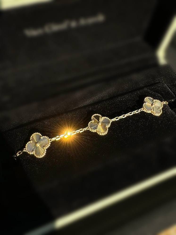 18k solid yellow gold Van cleef Alhambra style 5 motifs clover shape gold bracelet