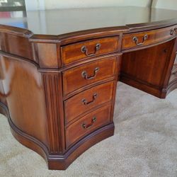 Restored Early 2000s Mahogany Veneer Executive Desk