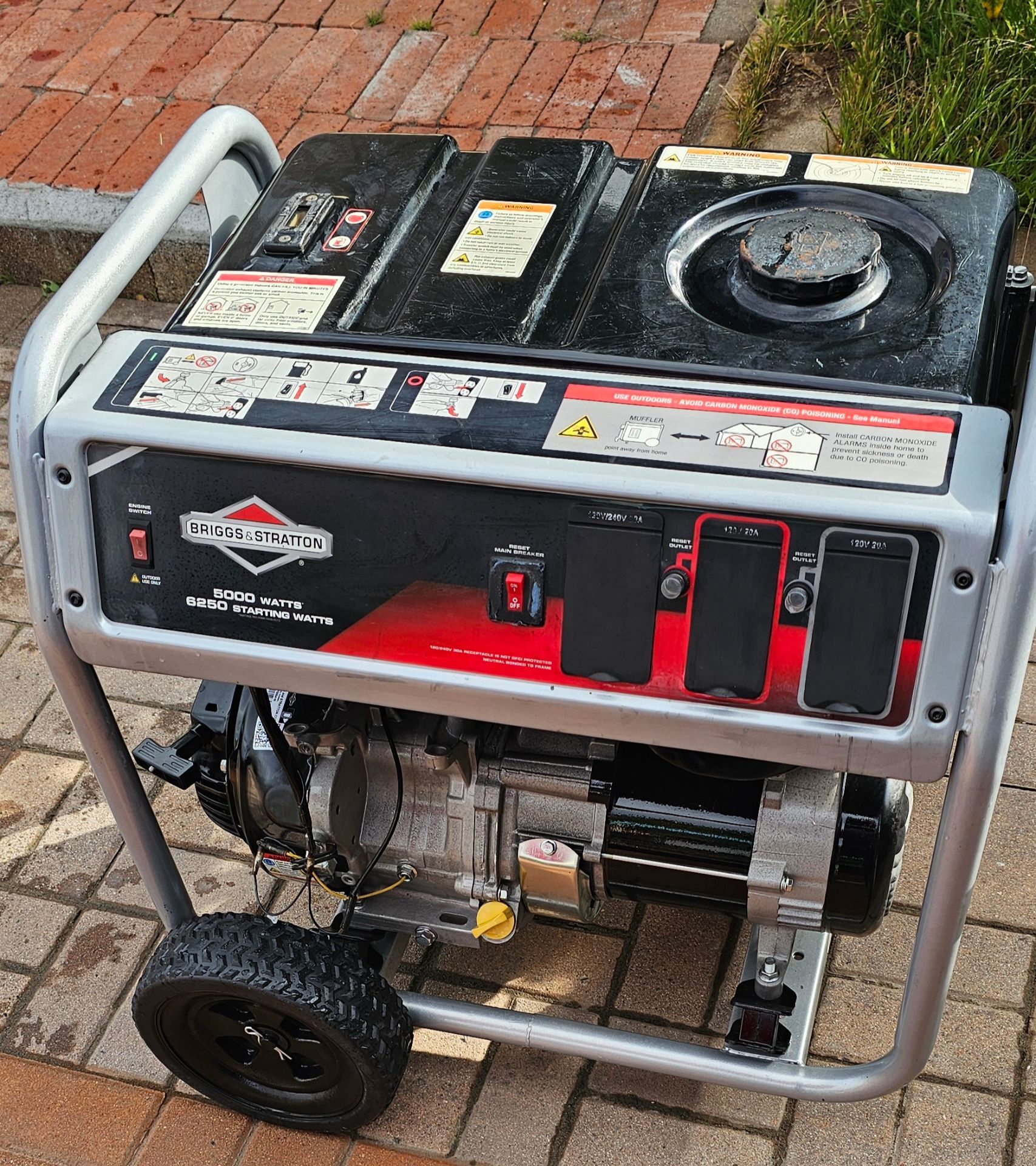 Briggs & Stratton 5000-Watt portable generator 240 volts 120 volts super clean