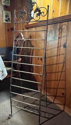 Shabby-style freestanding ladder towel rack with a bronze finish New freestanding metal towel rack: 55 inches high × 15 1/2 inches wide