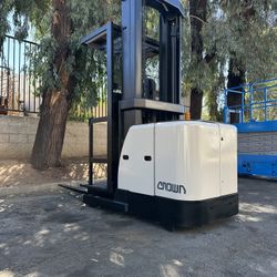 Crown Order Picker Forklift 