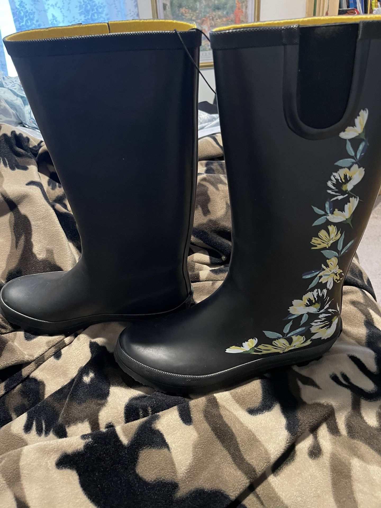 NWT Serra Woman’s Size 9 Tall Flowered Rain Boots
