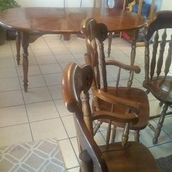 Wood Dinning  Table  With  4 Chairs 