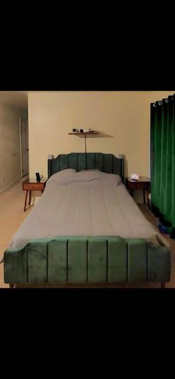 Tuffed Queen bed - Emerald Green