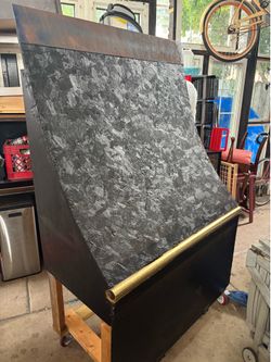 Custom black skate ramp / quarter pipe