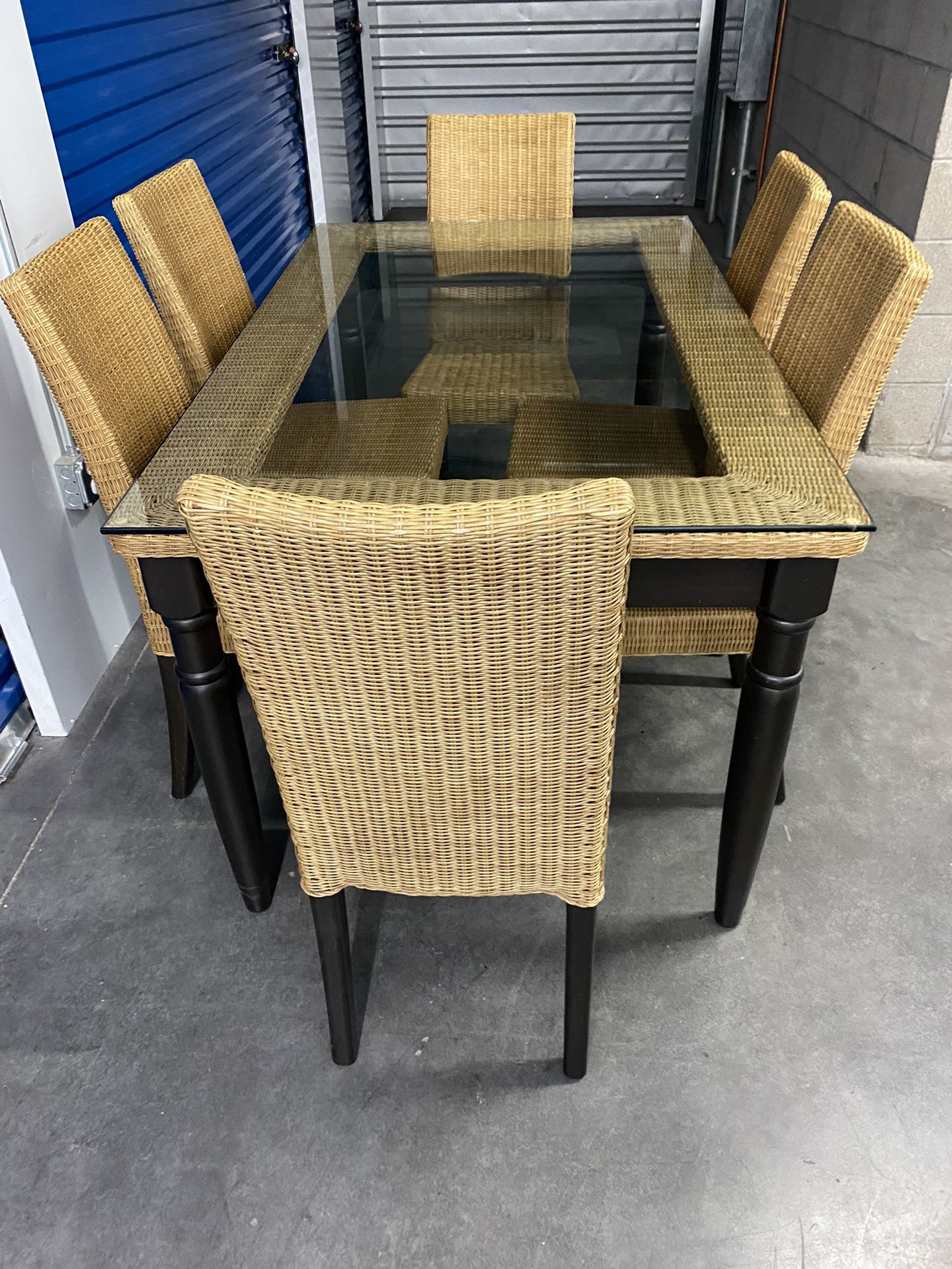 Beautiful Dining Table (free delivery)
