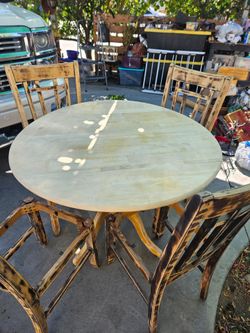 Mesa  y sillas de MADERA
