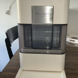 Frigidaire countertop nugget ice maker 33lbs
