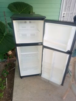 Good Frigidaire little refrigerator works great like new