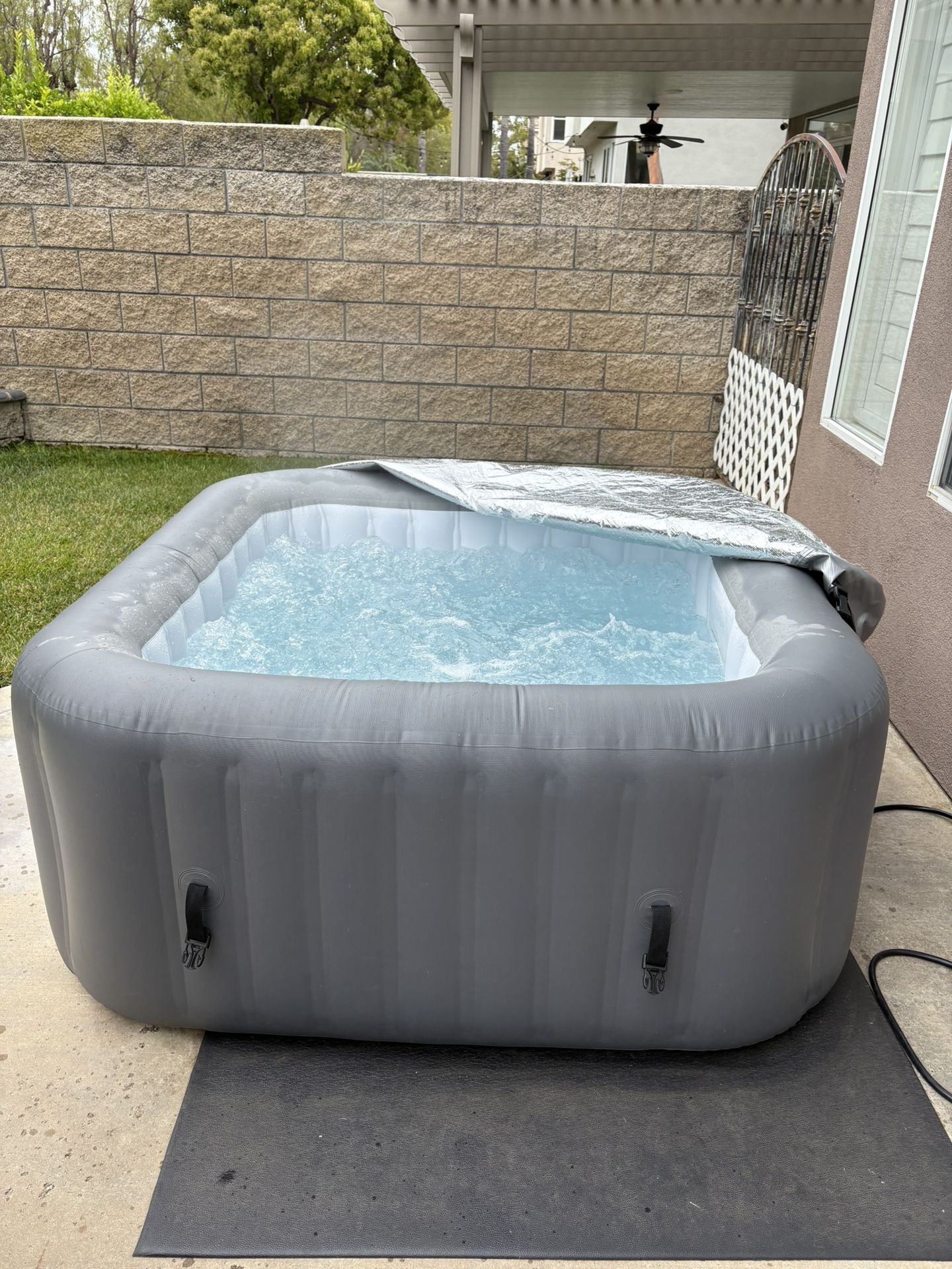 WAVE Inflatable Hot Tub