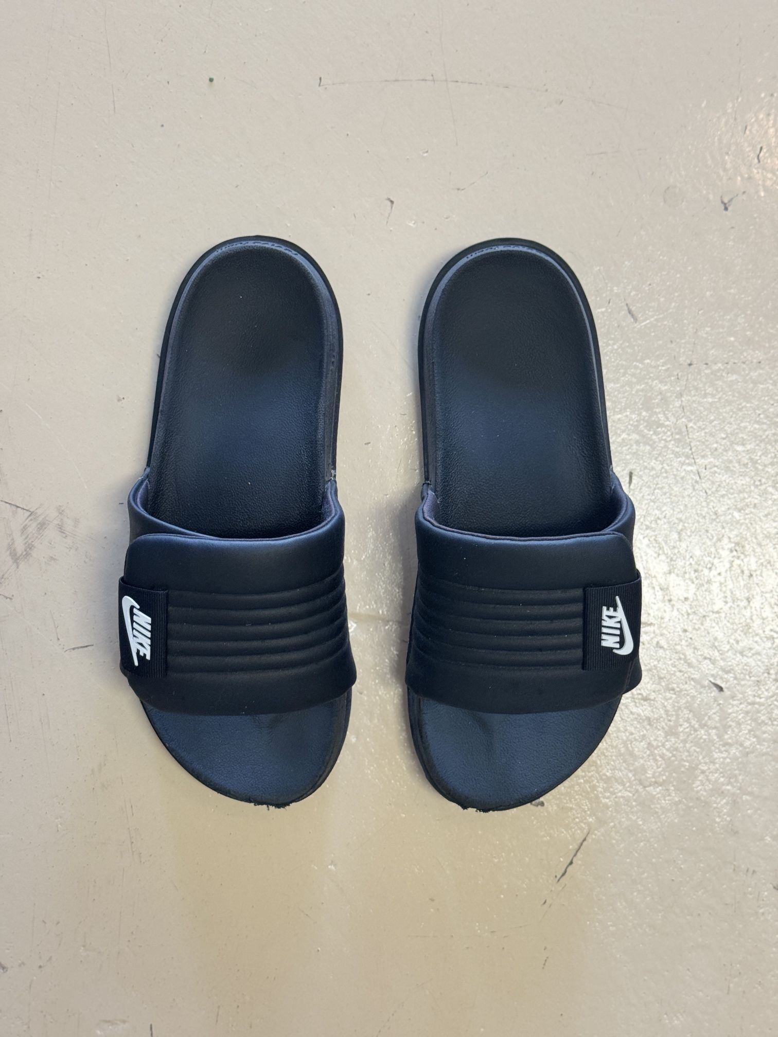 NIKE SLIDES ALMOST LIKE NEW