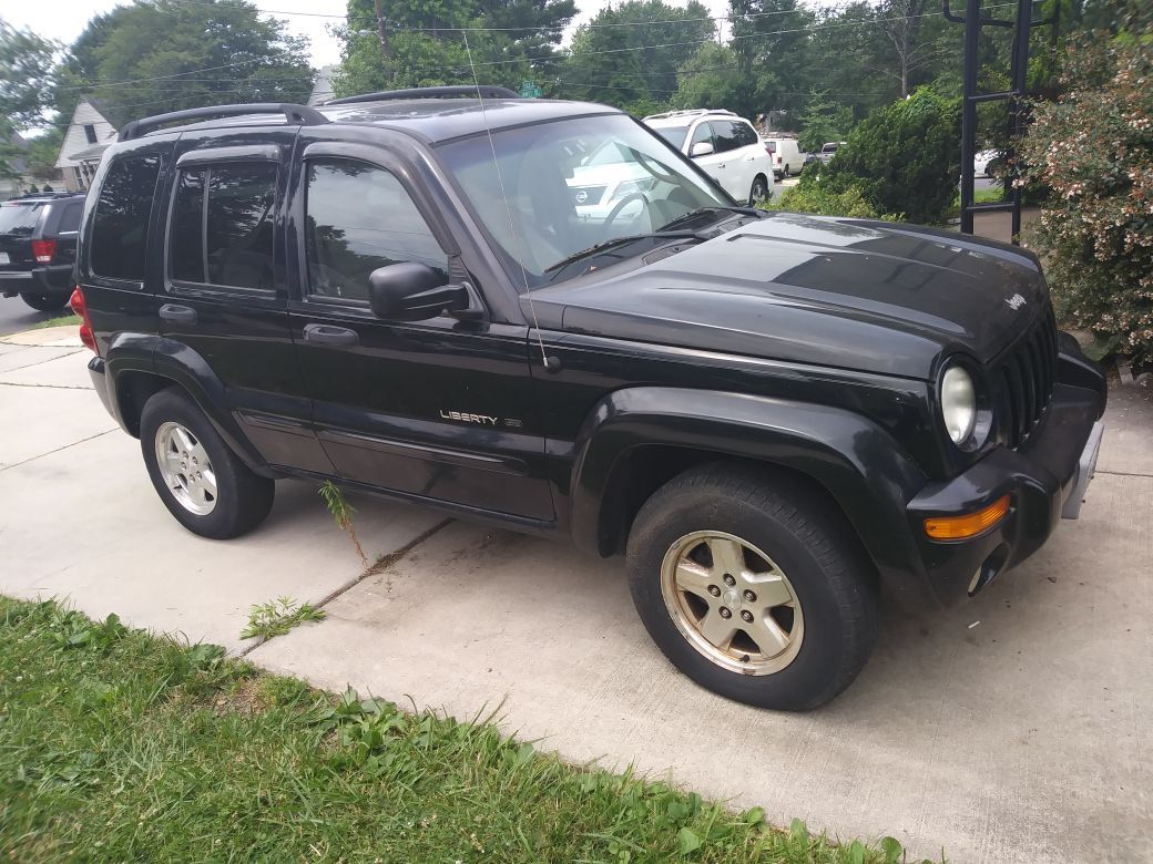 Jeep liberty 2002 limited 4x4 engine bad. Motor problable mente tiene k ser remplasado