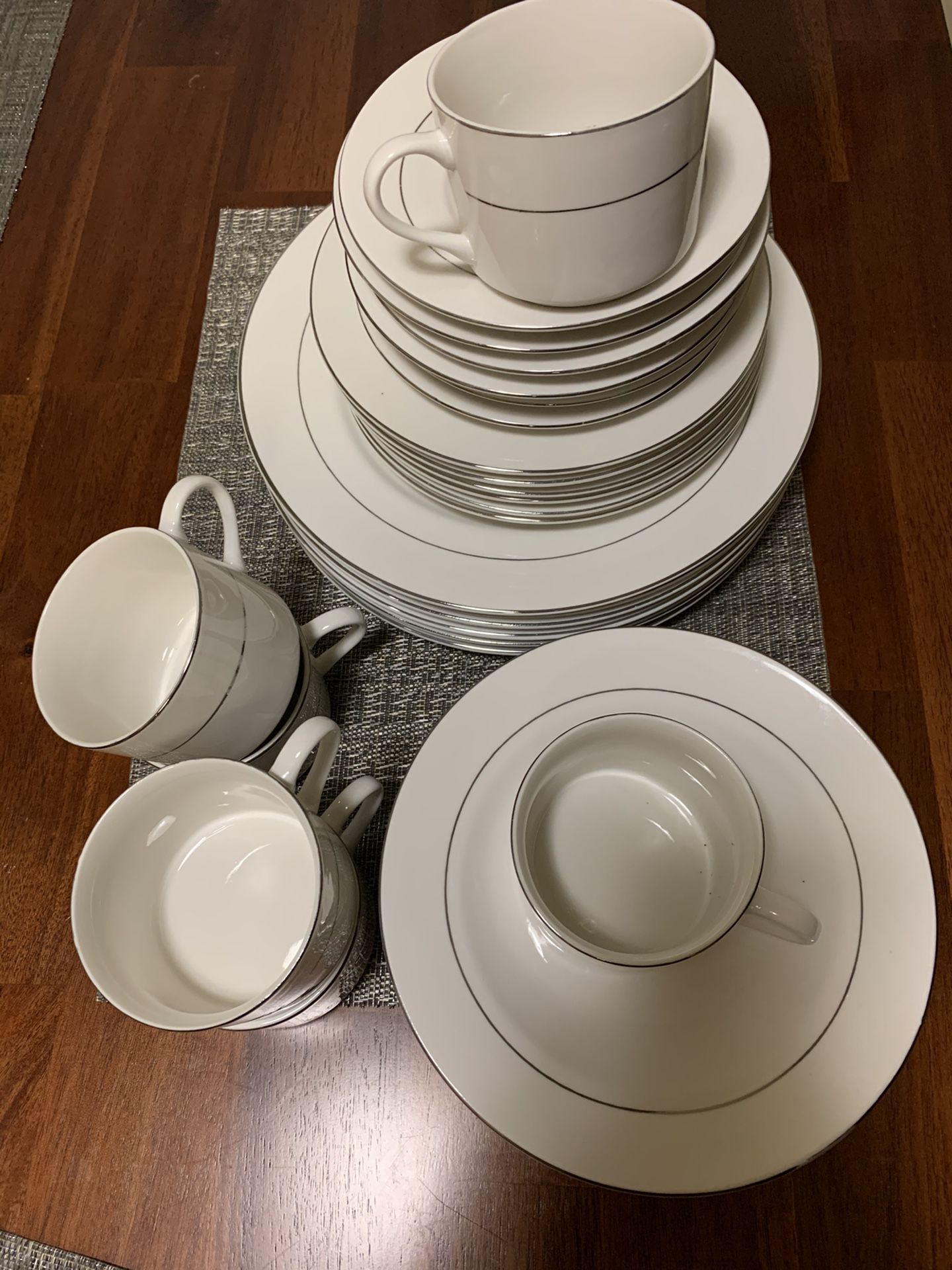 Casual china set for 6.