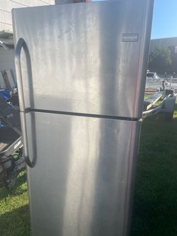 For Sale – Frigidaire Stainless Steel Refrigerator 🔥 FRIGIDAIRE REFRIGERATOR – FULLY FUNCTIONAL 🔥 Great for kitchen mancave garage Stainless ste
