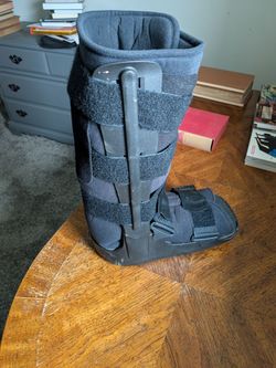 Walking Boot with inflatable liner