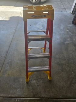 Werner Fiberglass Step Ladder 300 lb
