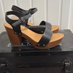 Women  Soda Fashion, Mid Heel Single Band Sandal With Ankle Strap. Size 9