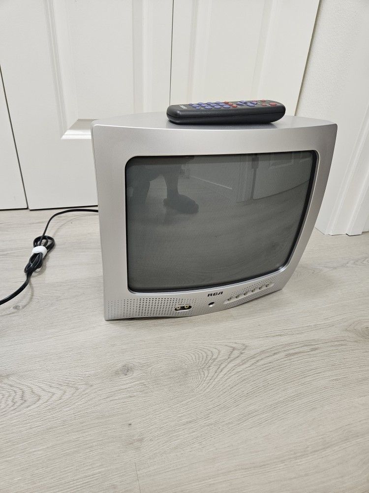 RCA E13320 13" CRT TV - Retro Gaming MONITOR TV with remote -Excellent