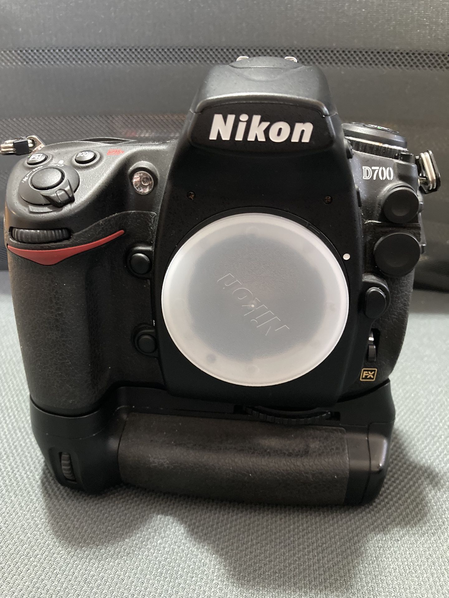 Nikon D700 12.1 MP Digital SLR Camera with Nikon MB D10 Battery Grip