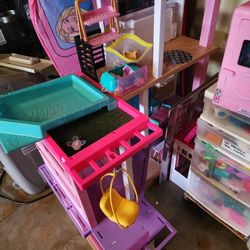 Barbie Dream House/bus/barbies And Accessories.