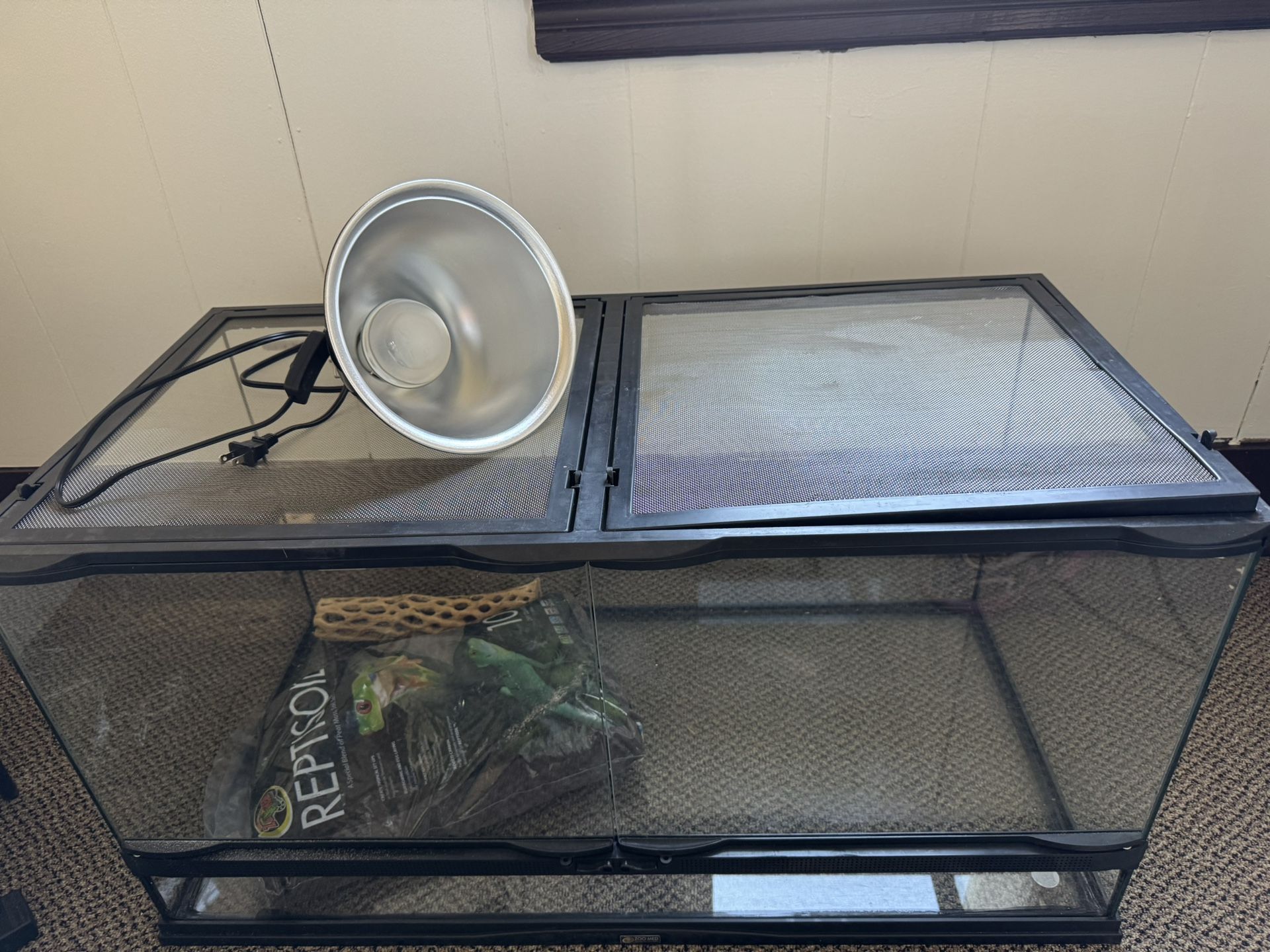 Reptile cage with accessories