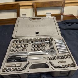 CRAFTSMAN SOCKET WRENCH SET IN CASE