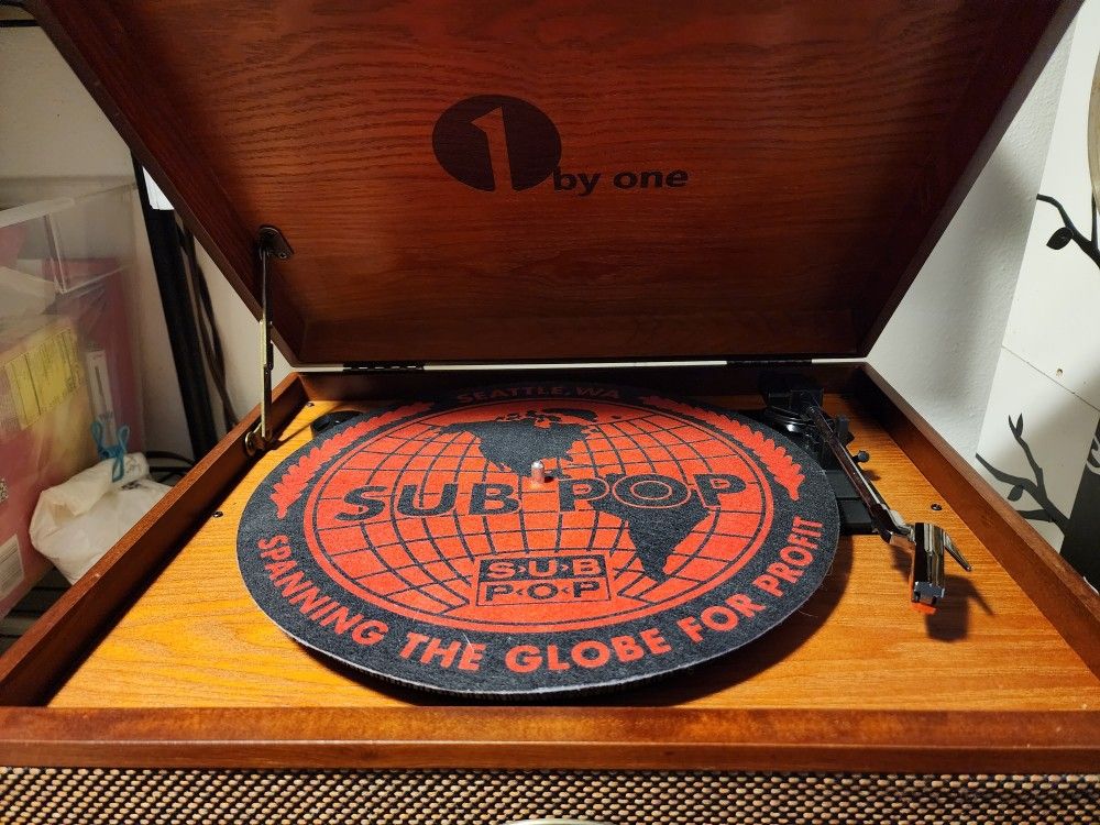 1byOne #MD-950 Nostalgic Wooden Turntable w/Bluetooth and Record to MP3