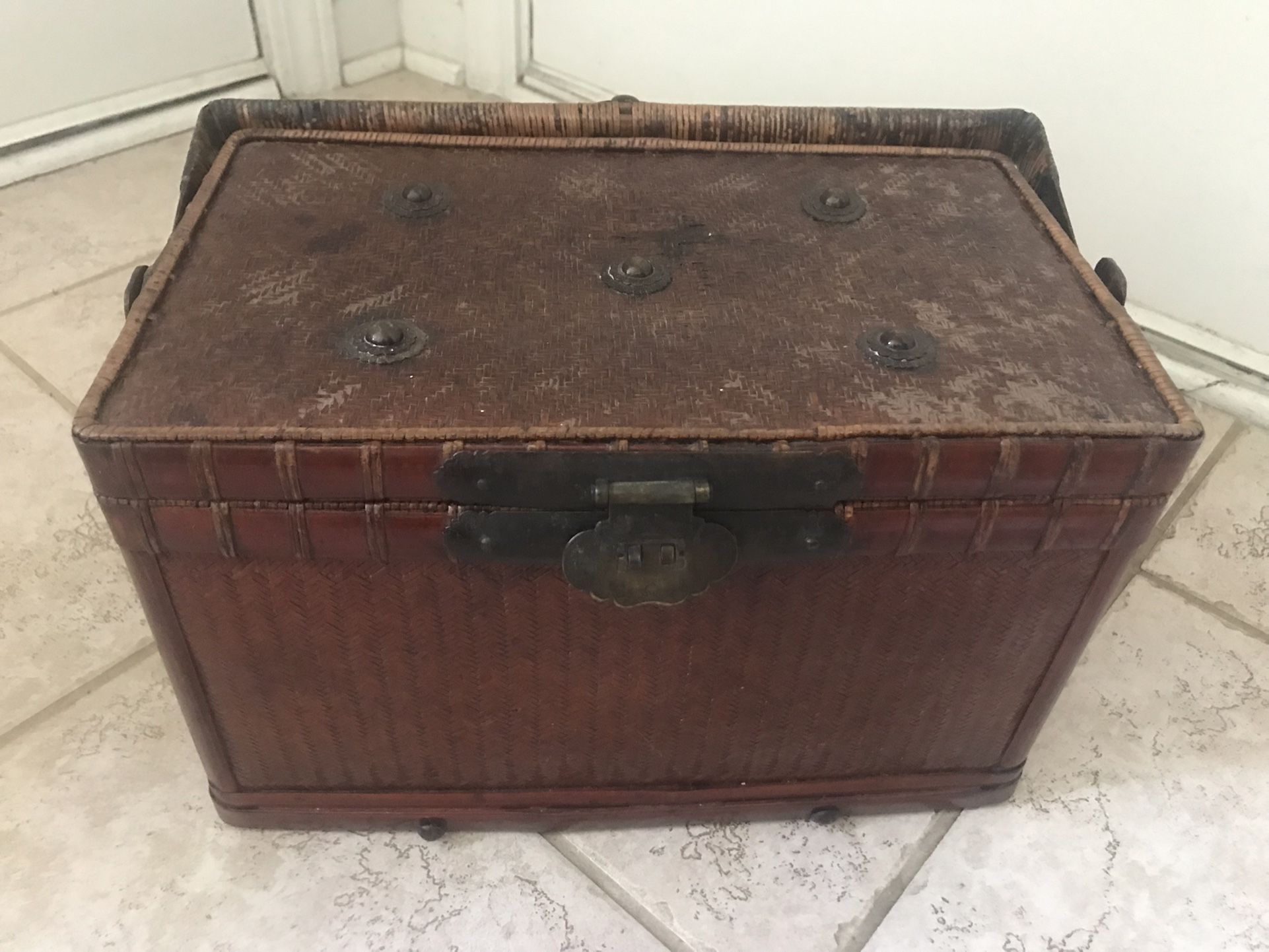 Very good Antique Portable retro bamboo basket with lid for lunch or storage box