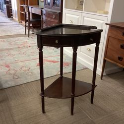 Classic Corner Entry Table