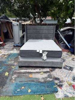 Cama Queen gris tapizado aterciopelado gris