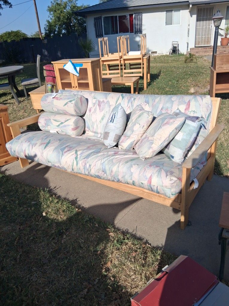 10 Dollar Couches _futon